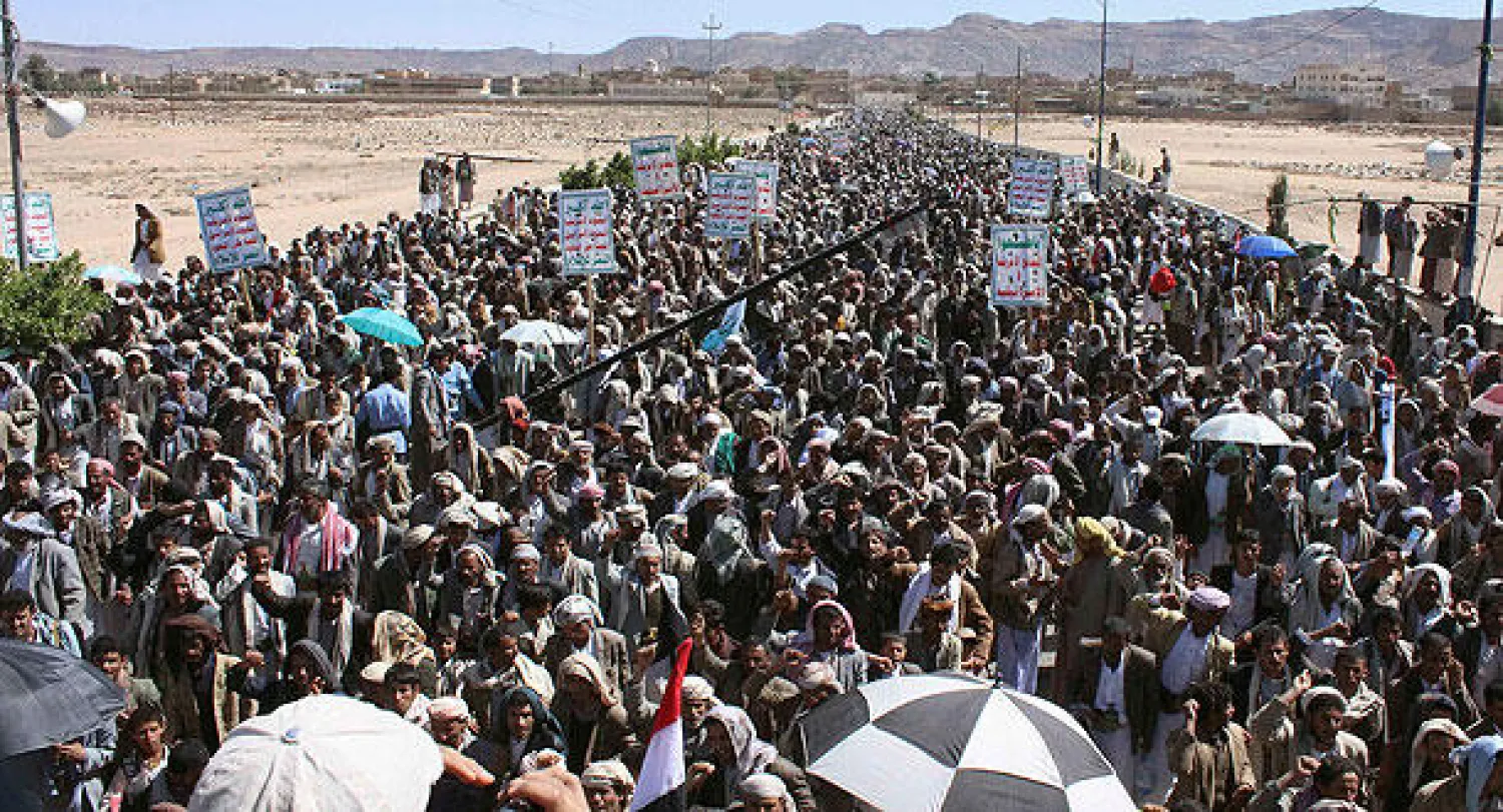 أتباع حركة أنصار الله الحوثية في مظاهرة تأييداً للحركة شمال غرب صنعاء أمس (رويترز)