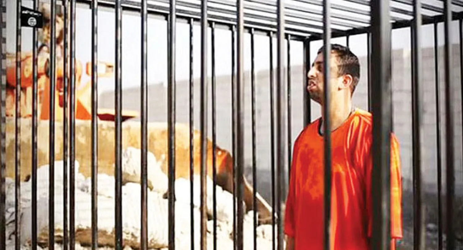 لقطة مأخوذة من شريط فيديو بثه {داعش} أمس لعملية أضرام النار في قفص بداخله الطيار الأردني معاذ الكساسبة