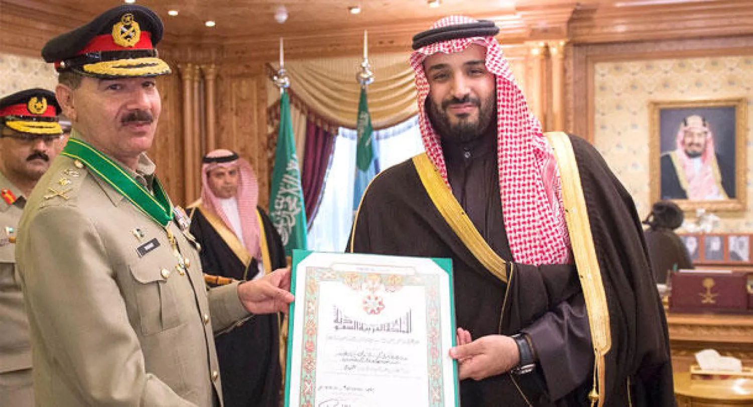 وزير الدفاع السعودي يقلد رئيس هيئة الأركان الباكستانية وسام الملك عبد العزيز
