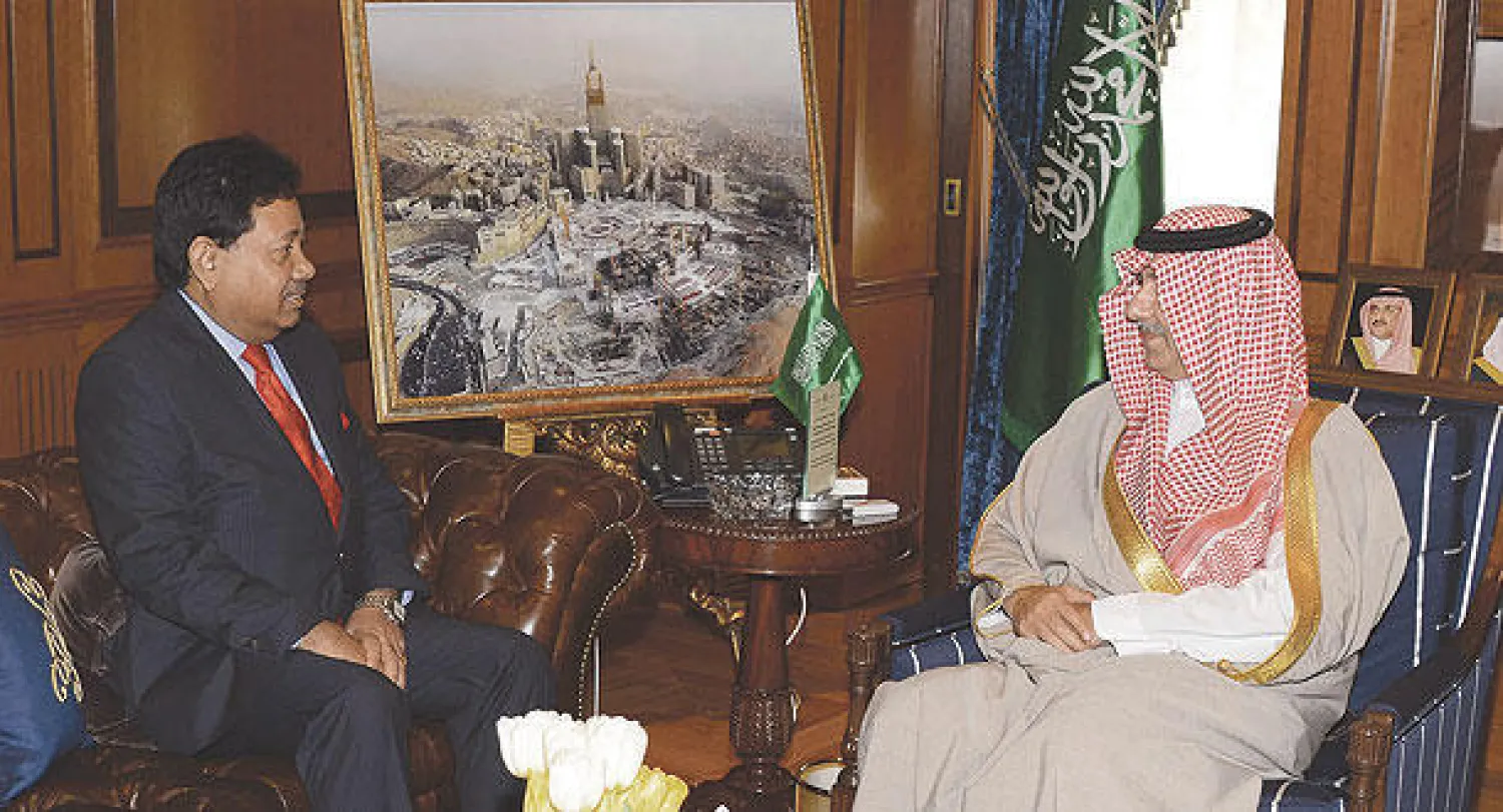 الأمير عبد العزيز بن عبد الله خلال لقائه سفير بنغلاديش الذي ودعه بمناسبة انتهاء فترة عمله (واس)