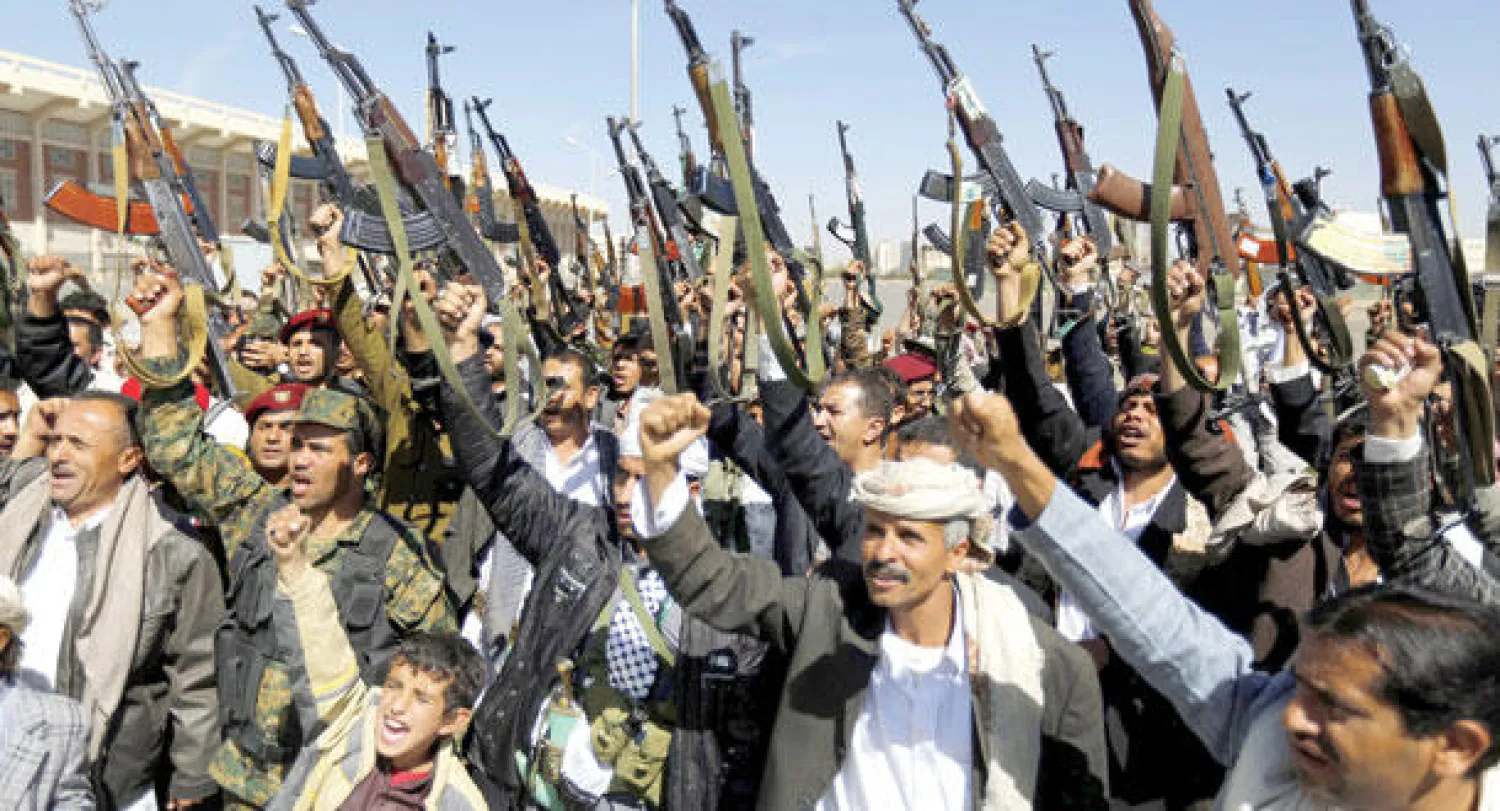 مؤيدون لجماعة الحوثي يرفعون أسلحتهم ويطلقون شعارات في مظاهرة تأييد للجماعة في العاصمة اليمنية صنعاء أمس (إ.ب.أ)