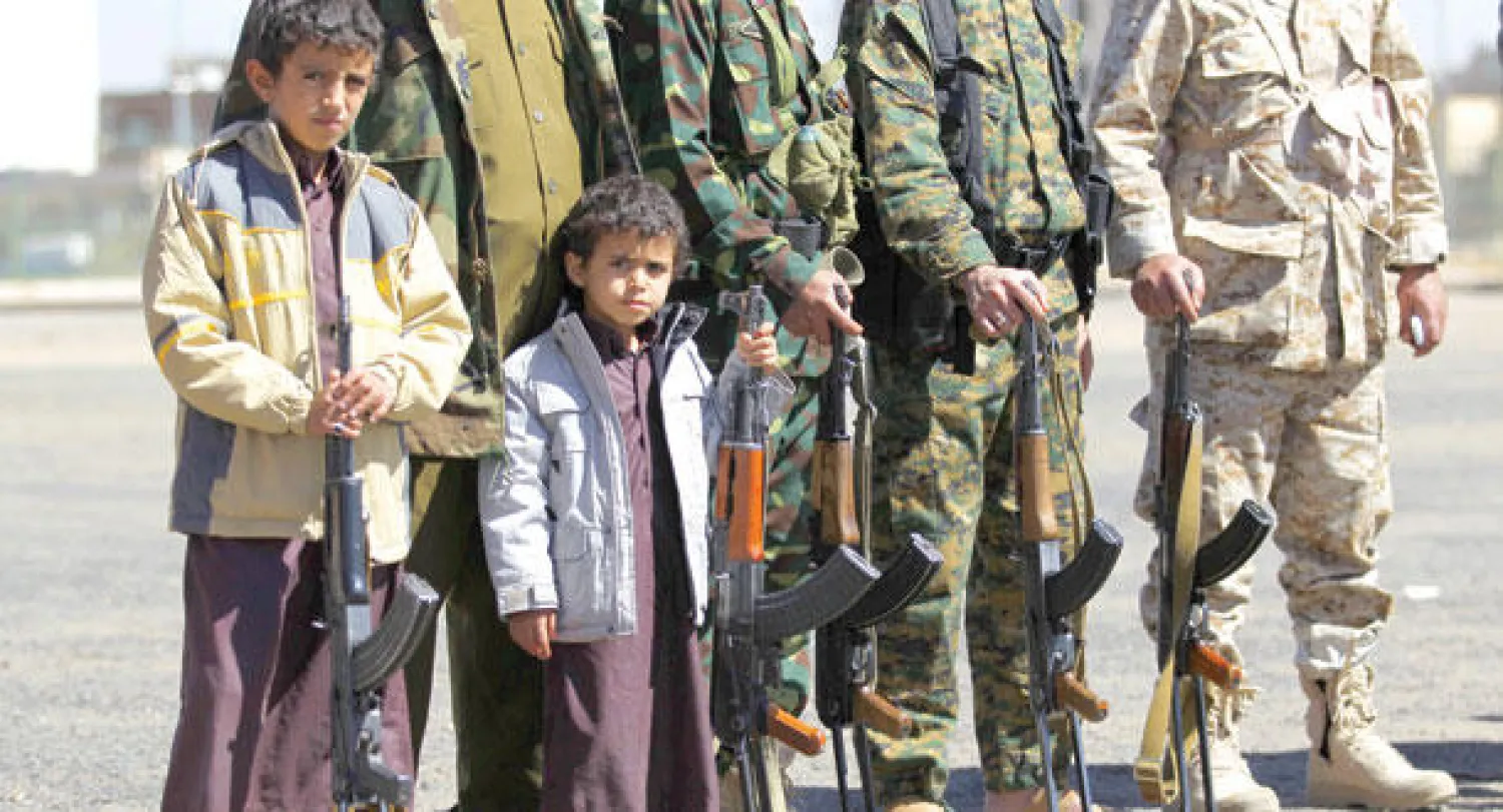 مسلحون أطفال ورجال من القبائل الموالية للحوثيين في صنعاء أمس (إ.ب.أ)