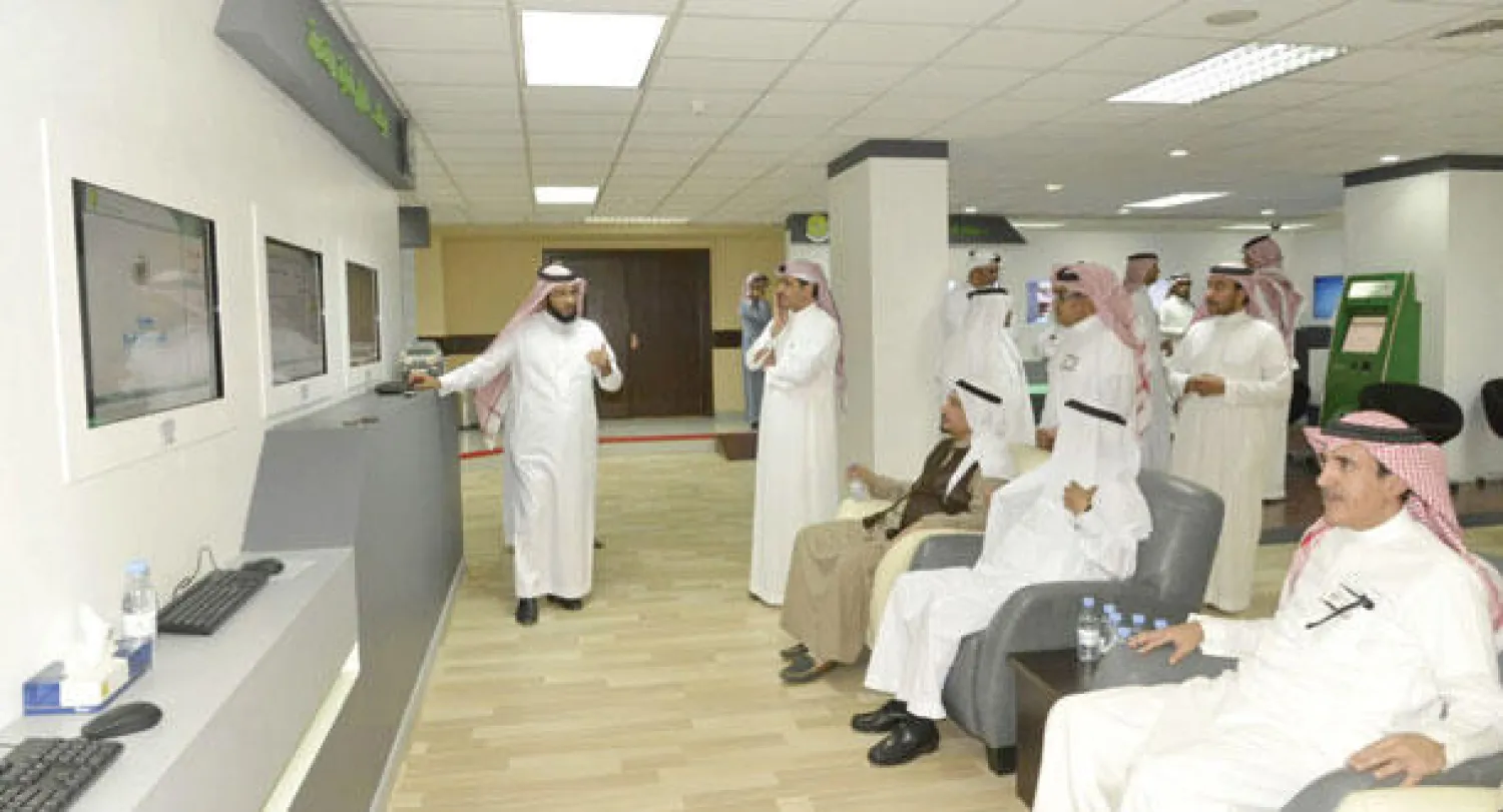 مسؤول يشرح لعدد من الإعلاميين وكبار الرأي أبرز مميزات بعض الأنظمة التقنية الحديثة التي أدخلتها وزارة الداخلية السعودية («الشرق الأوسط»)
