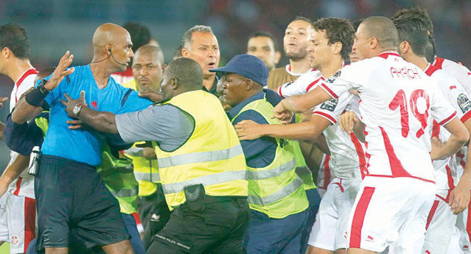 الاتحاد الأفريقي أوقف الحكم سيتشورن (يسار) على أثر قراراته المثيرة للجدل  والتي أغضبت لاعبي تونس (رويترز)