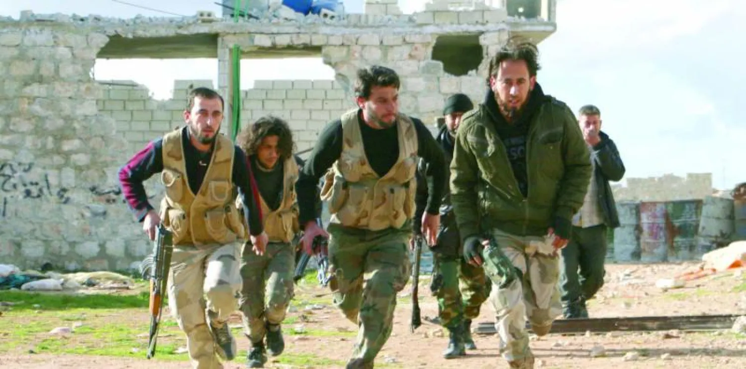 مقاتلون من المعارضة السورية المسلحة أثناء مواجهة مع القوات النظامية أمس في تل المياسات شمال حلب (إ.ف.ب)