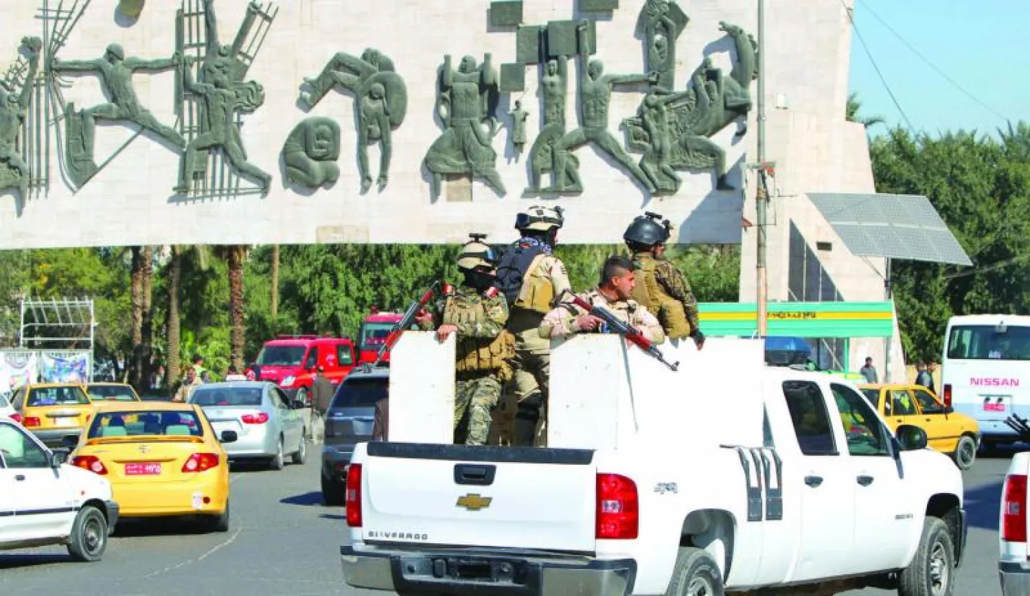 دورية أمنية عراقية مسلحة في ساحة التحرير وسط بغداد حيث أمر رئيس الوزراء العراقي بمنع هذه المظاهر أمس (أ.ف.ب)