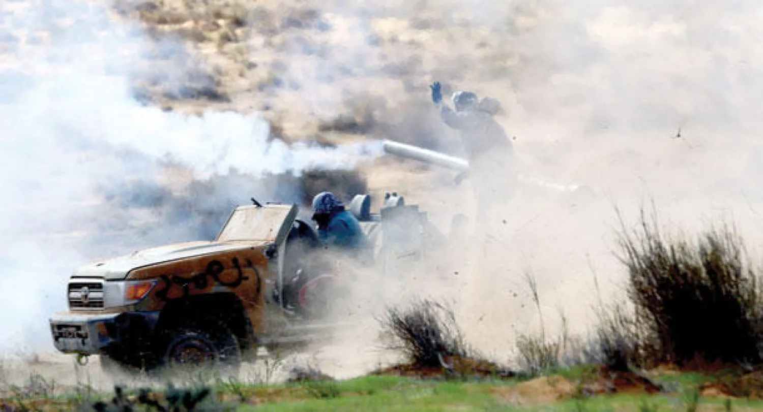 عناصر من ميليشيات {فجر ليبيا} لدى اشتباكهم مع القوات الموالية للحكومة بالقرب من قاعدة {الوطية} جنوب شرق البلاد (أ.ف.ب)