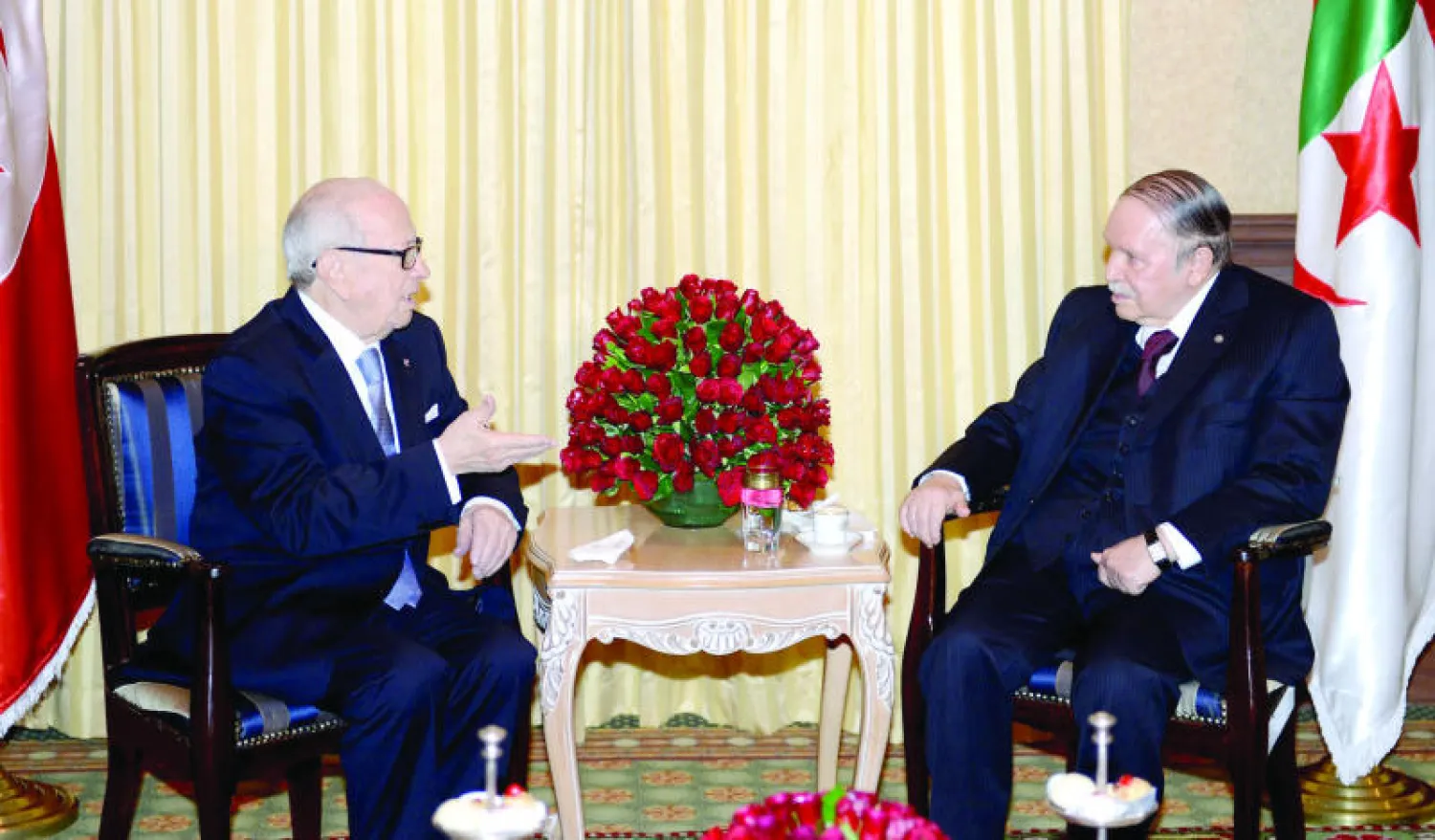 الرئيس الجزائري عبد العزيز بوتفليقة خلال استقباله الرئيس التونسي  الباجي قائد السبسي  في العاصمة الجزائر أمس (أ.ف.ب)