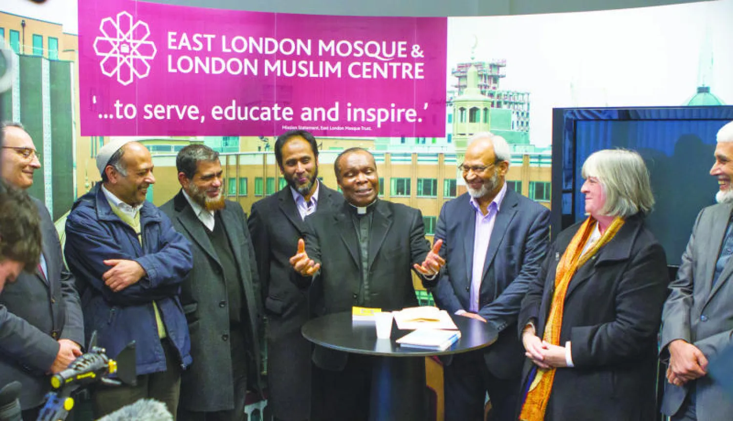قس بريطاني يزور مسجد شرق لندن الذي شارك في حملة فتح أبواب مساجد بريطانية للتواصل مع غير المسلمين أمس (تصوير: جيمس حنا)