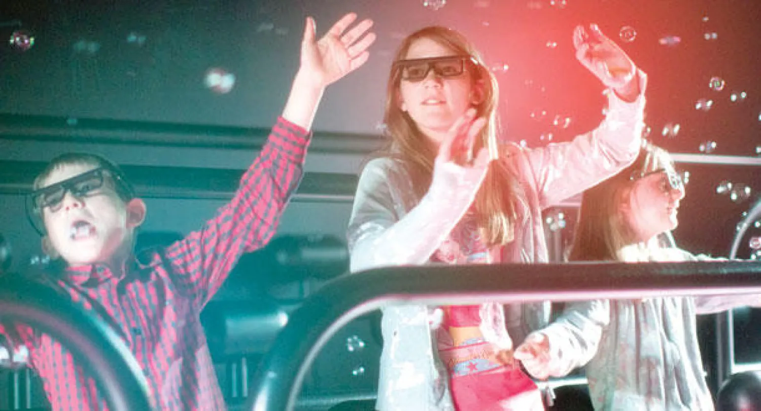 كثيرون يستقبلون تقنية البعد الرابع بانبهار ثم يشكون بعد التجربة من إصابتهم بغثيان بسبب حركة المقعد أو التعرض لرشاشات الماء