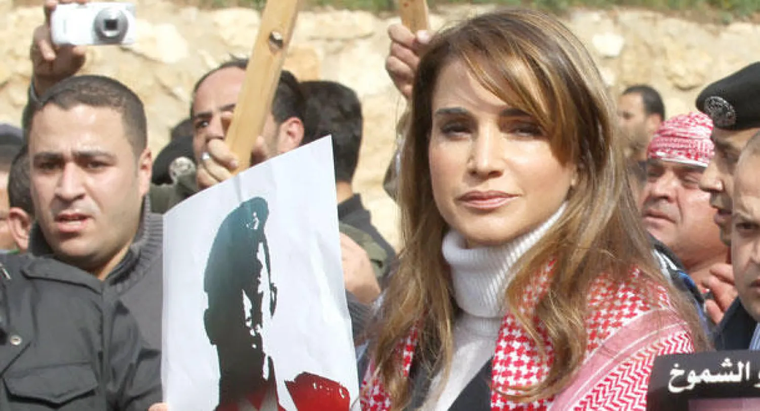 الملكة رانيا العبد الله على رأس مسيرة حاشدة شارك فيها عشرات الآلاف من أبناء الشعب الأردني من مختلف المحافظات الأردنية انطلقت بعد صلاة الجمعة أمس من أمام المسجد الحسيني وسط العاصمة عمان تنديدا بقتل الطيار معاذ الكساسبة (أ.ف.ب)