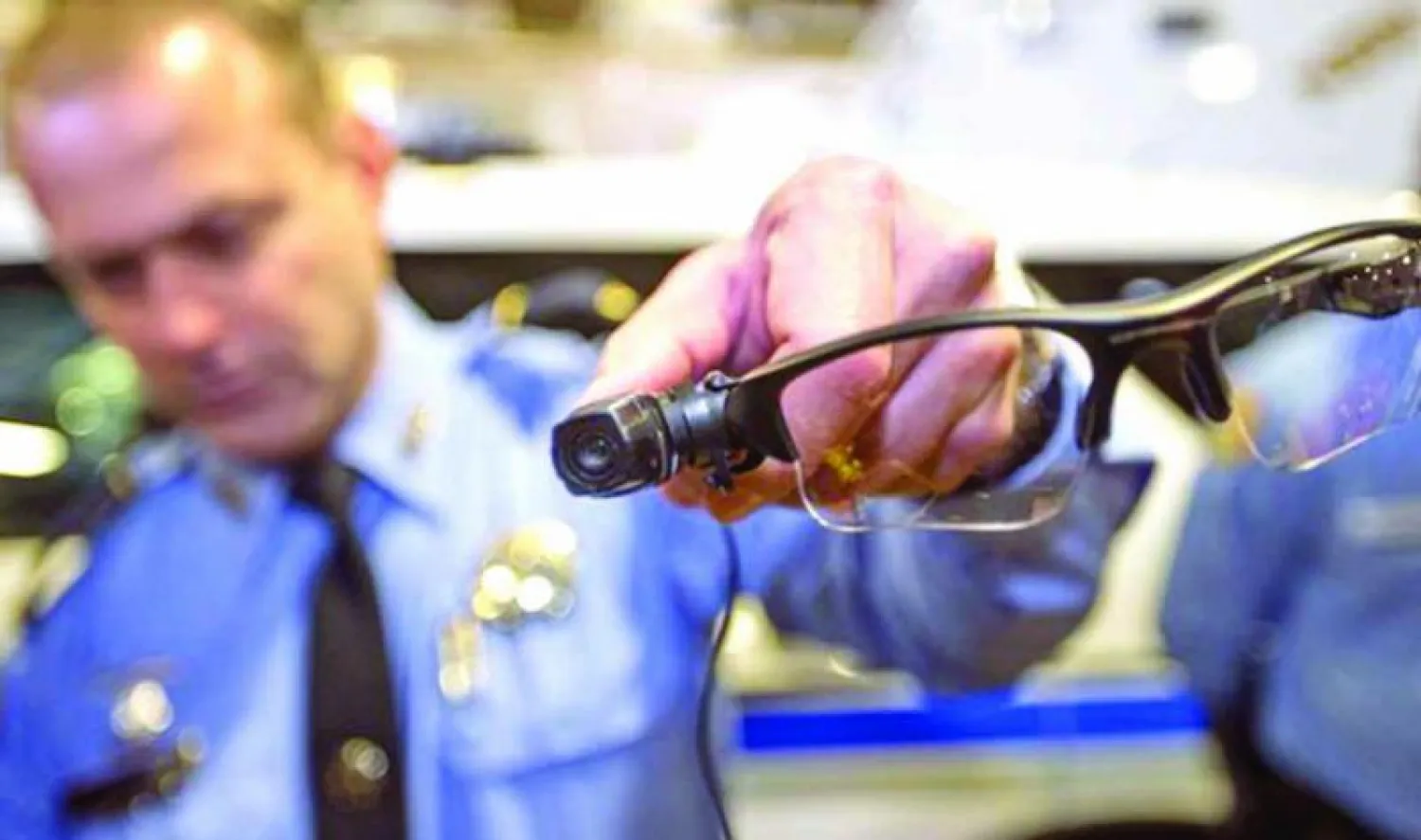 جدل حول تثبيت رجال الشرطة كاميرات في ملابسهم أثناء أداء مهامهم الأمنية («الشرق الأوسط»)