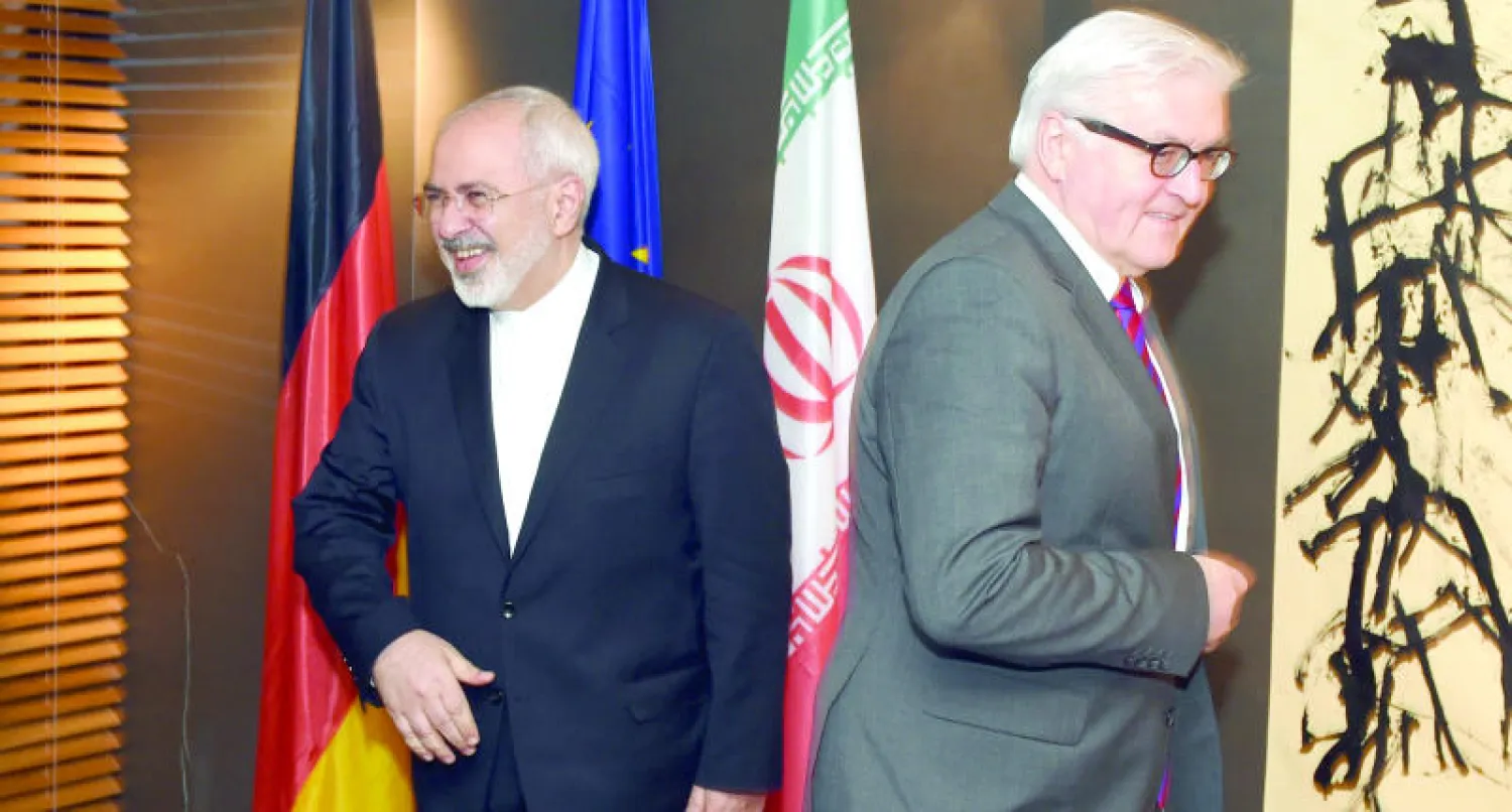 وزير الخارجية الإيراني محمد جواد ظريف ونظيره الألماني فرانك والتر شتاينماير قبل مؤتمرهما الصحافي في برلين أول من أمس (أ.ف.ب)