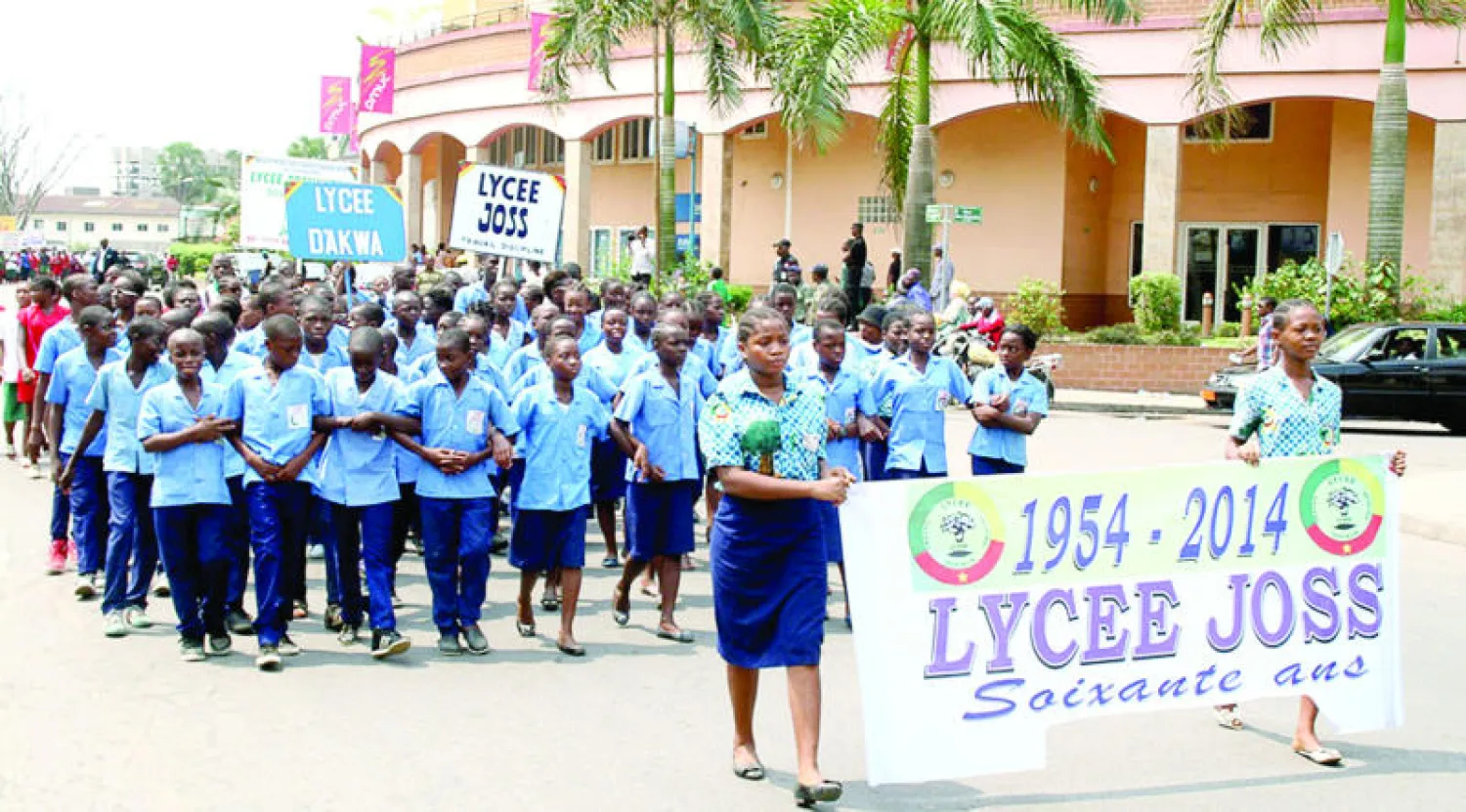 تظاهرة طلابية تؤيد تدخل الجيش الكاميروني في المعارك ضد عناصر «بوكو حرام» في مدينة دولو أمس في الوقت الذي نفذ فيه مقاتلو الجماعة هجوما عنيفا على قرية بوسو في النيجر حيث يفترض 
أن يعلن البرلمان غدا موقفه من مشاركة قواته في مكافحة الجماعة في نيجيريا (أ.ف.ب)