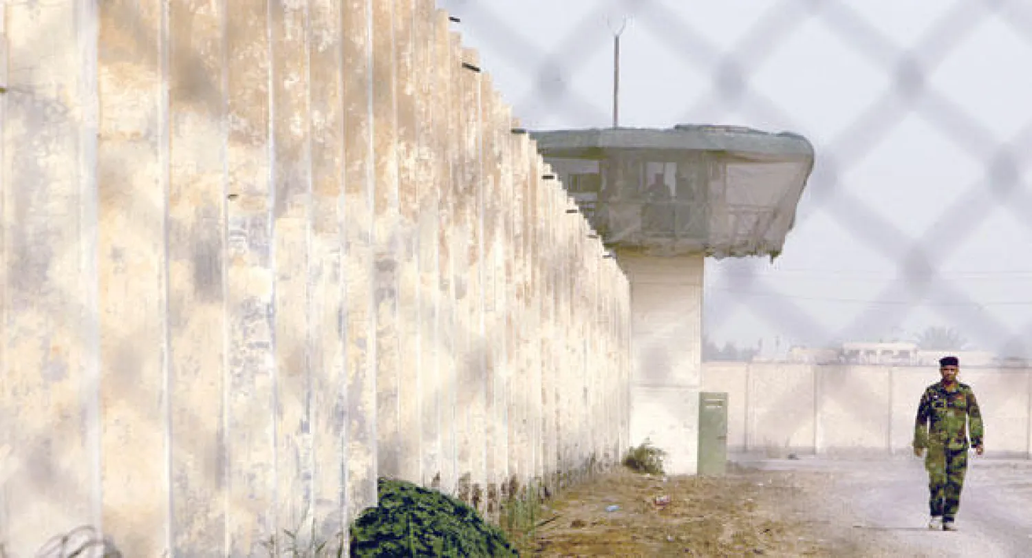 صورة أرشيفية لعنصر أمن عراقي في محيط سجن أبو غريب في بغداد