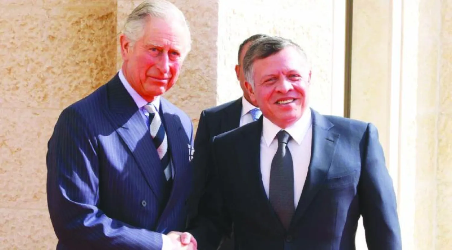 العاهل الأردني الملك عبد الله الثاني لدى استقباله ولي العهد البريطاني الأمير تشارلز في عمان أمس (إ.ب.أ)