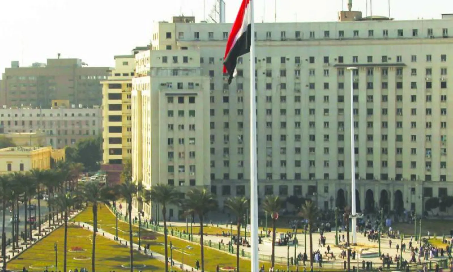 سارية علم مصر بطول 20 مترا بوسط ميدان التحرير كرمز للنصب التذكاري لثورة 25 يناير بوسط القاهرة أمس. وكان ميدان التحرير شهد عمليات نظافة موسعة وكذلك تشجير حديقة مبنى مجمع المصالح الحكومية منذ صباح أول من أمس (رويترز)