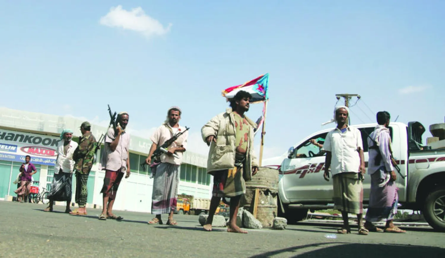 مسلحون مؤيدون للحراك الجنوبي أمام نقطة تفتيش في ميناء مدينة عدن الجنوبي (رويترز)