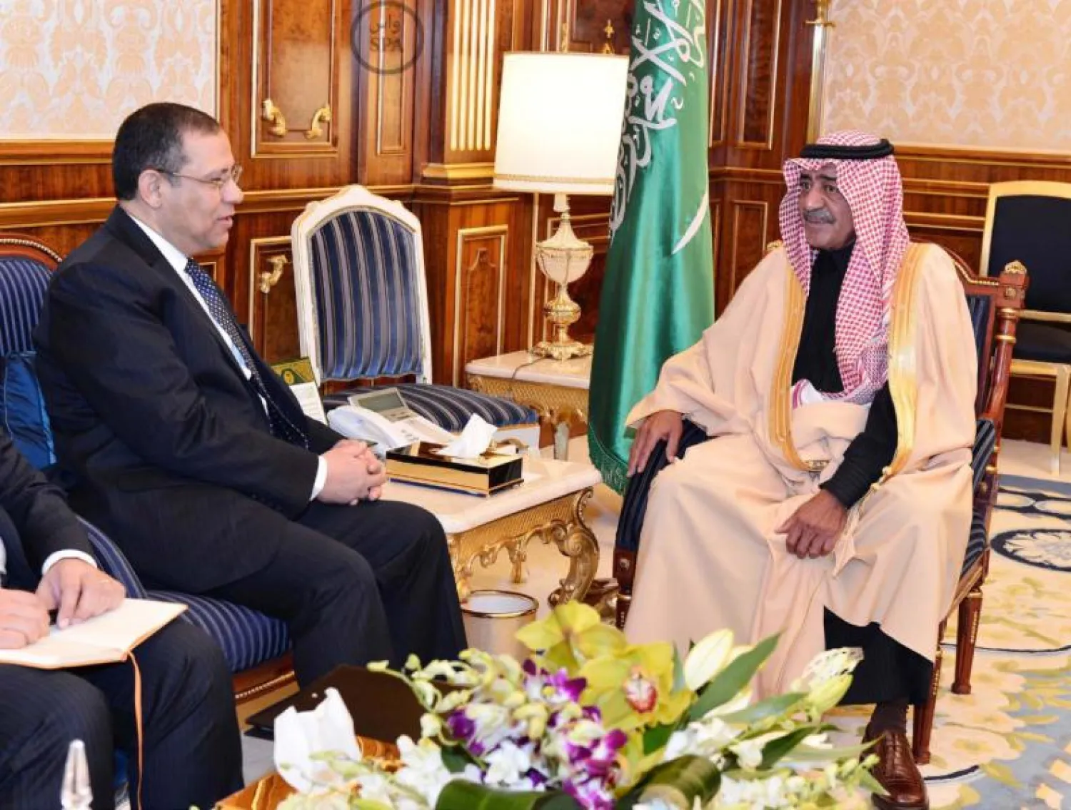 ولي العهد السعودي يستقبل السفير المصري لدى السعودية