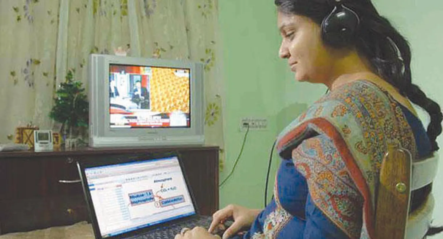 معلمة في دلهي تتابع التلاميذ على الإنترنت («الشرق الأوسط»)