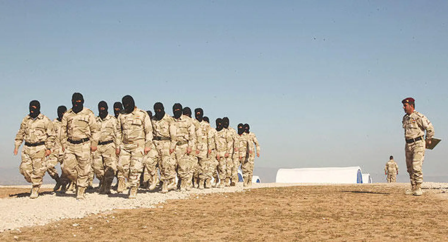 متطوعون من أبناء الموصل يتلقون تدريبات عسكرية استعدادا للمعركة المرتقبة لتحرير مدينتهم (رويترز)