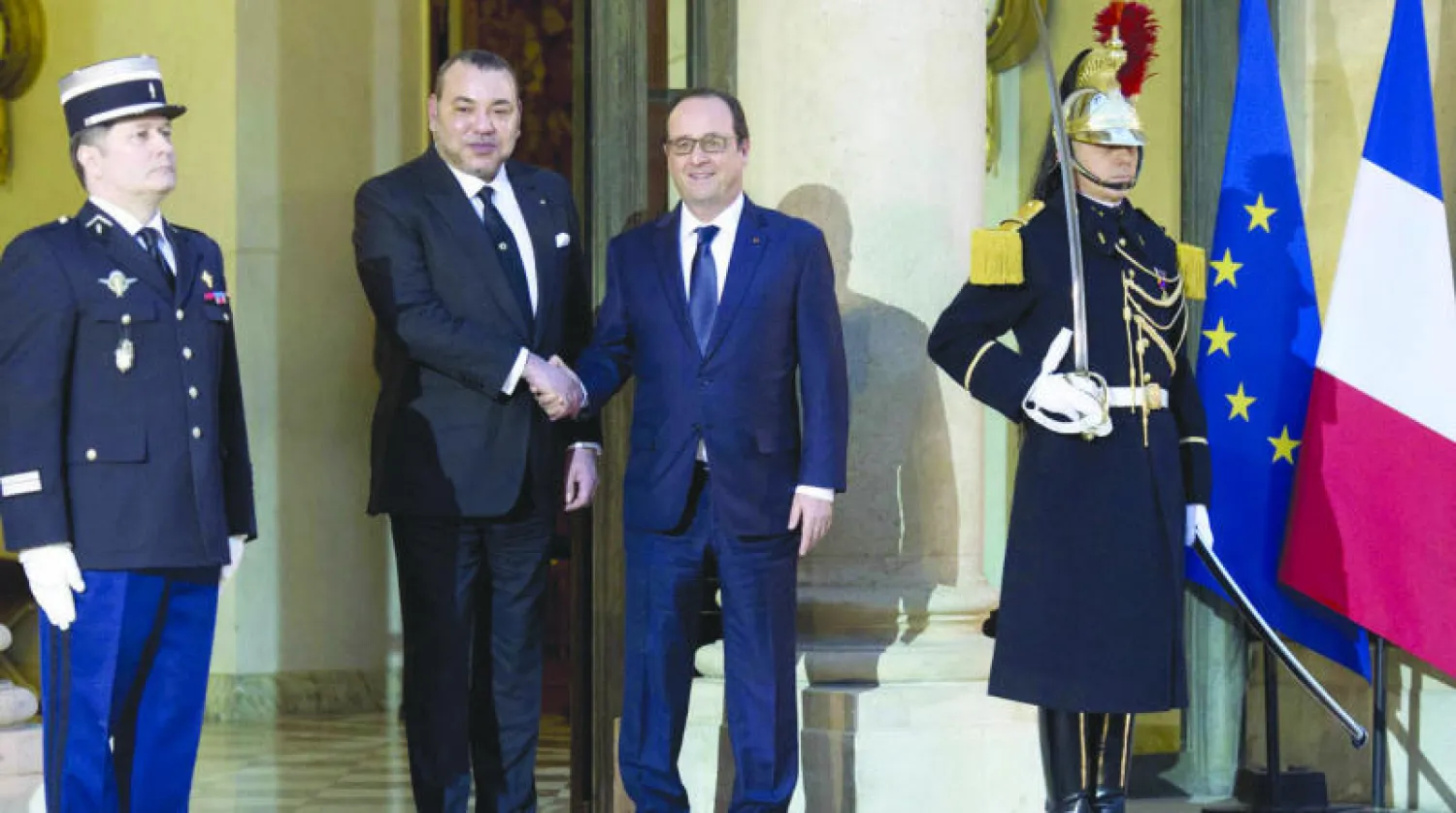 الرئيس الفرنسي فرنسوا هولاند لدى استقباله العاهل المغربي الملك محمد السادس في قصر الإليزيه أمس (أ.ف.ب)