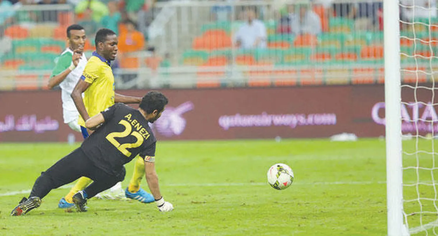 عمر هوساوي وهو يسجل هدف الفوز الأهلاوي في مرمى فريقه بالخطأ (تصوير: عبد الله بازهير) 
