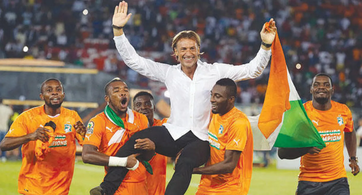 المدرب الفرنسي رينار محمولا على أكتاف لاعبي ساحل العاج (رويترز)