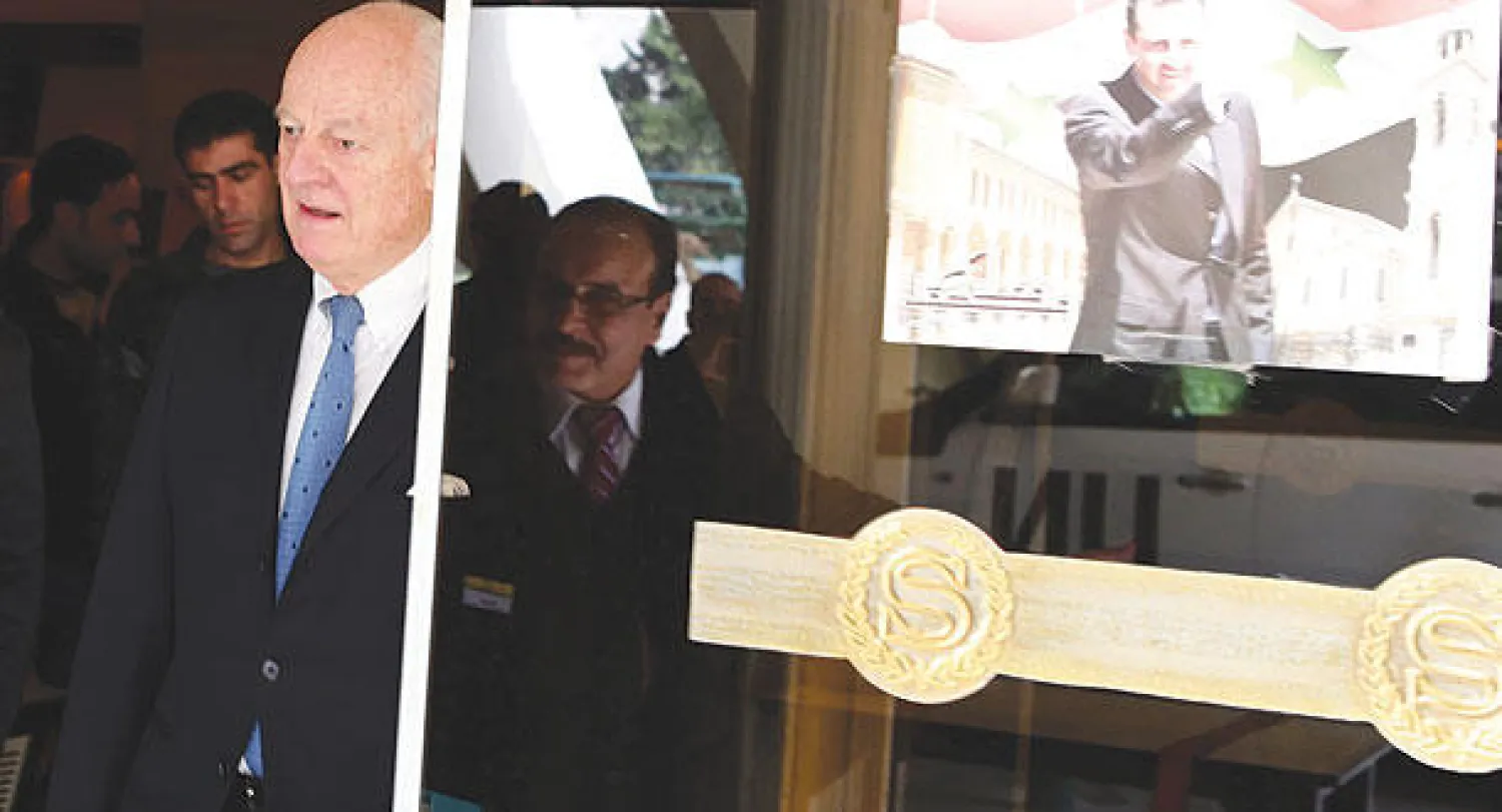 المبعوث الدولي للأمم المتحدة يغادر فندقه في العاصمة السورية صباح أمس للقاء المسؤولين السوريين (أ.ف.ب)