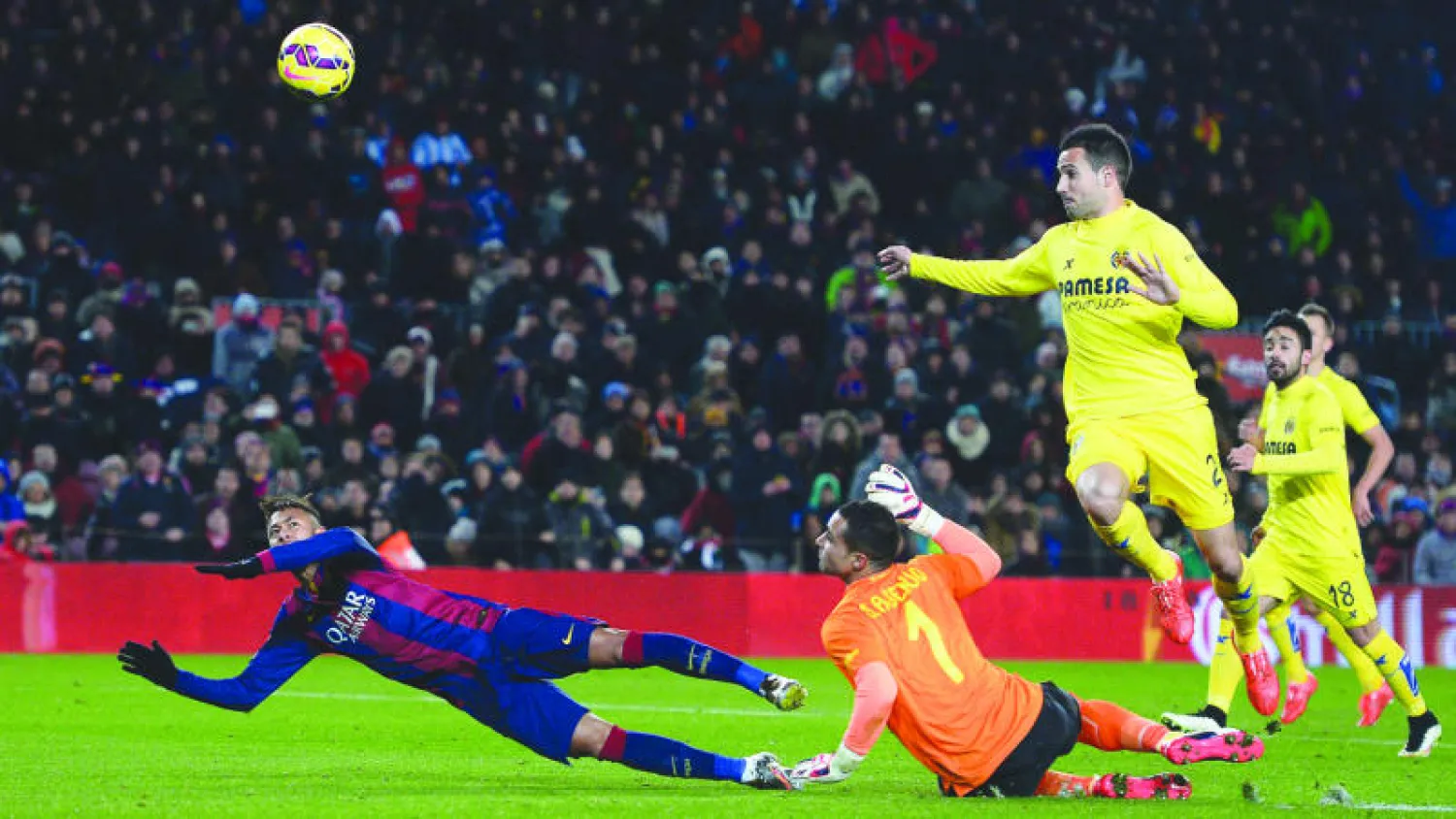 نيمار نجم برشلونة في مواجهة حارس ودفاع فيا ريال في الدوري الإسباني الأسبوع الماضي (أ.ب)