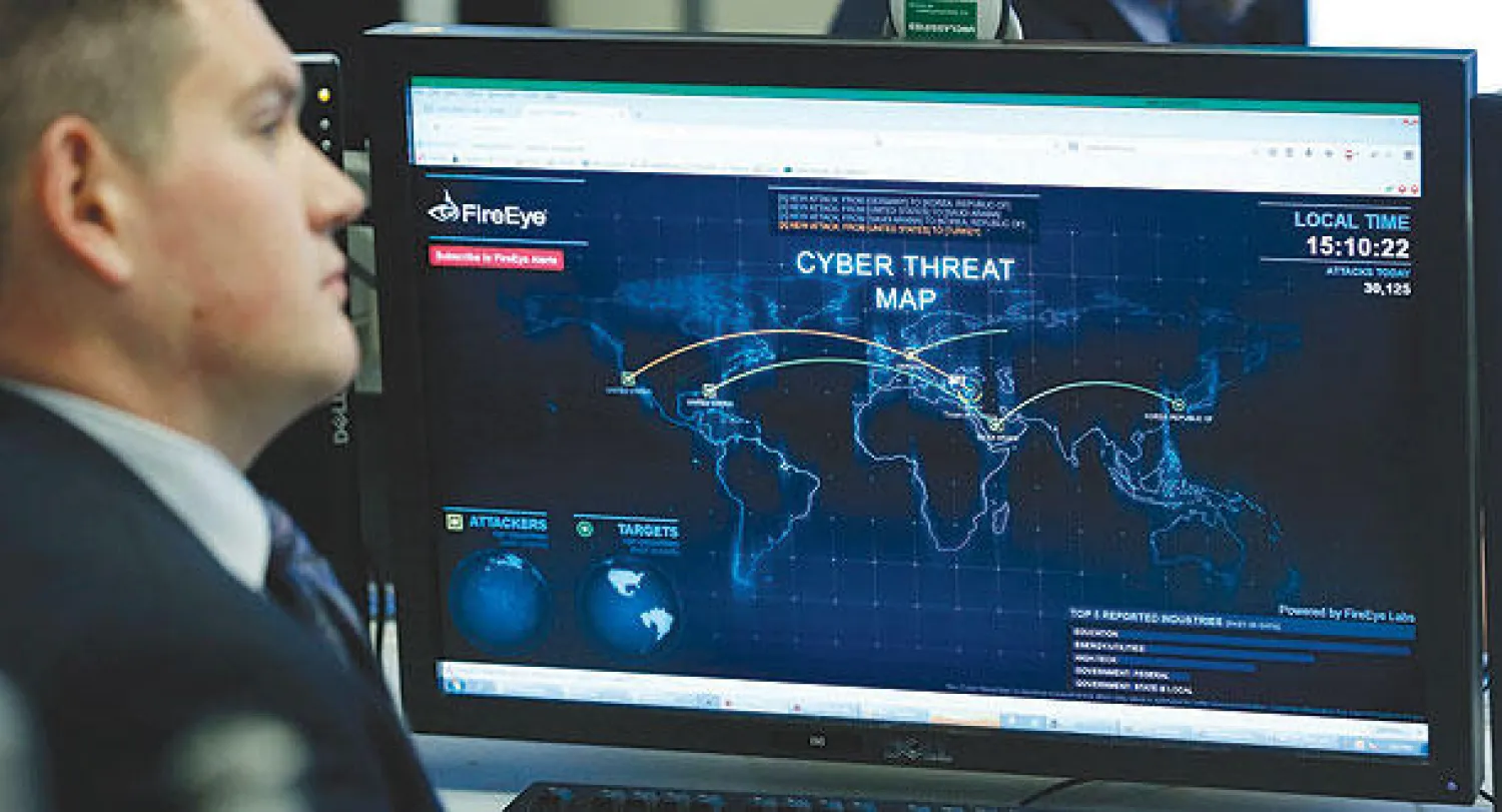 أحد موظفي وزارة الأمن الداخلي يتابع خطاب الرئيس الأميركي باراك أوباما عن هجمات الإنترنت في إرلنجتون الشهر الماضي {رويترز}