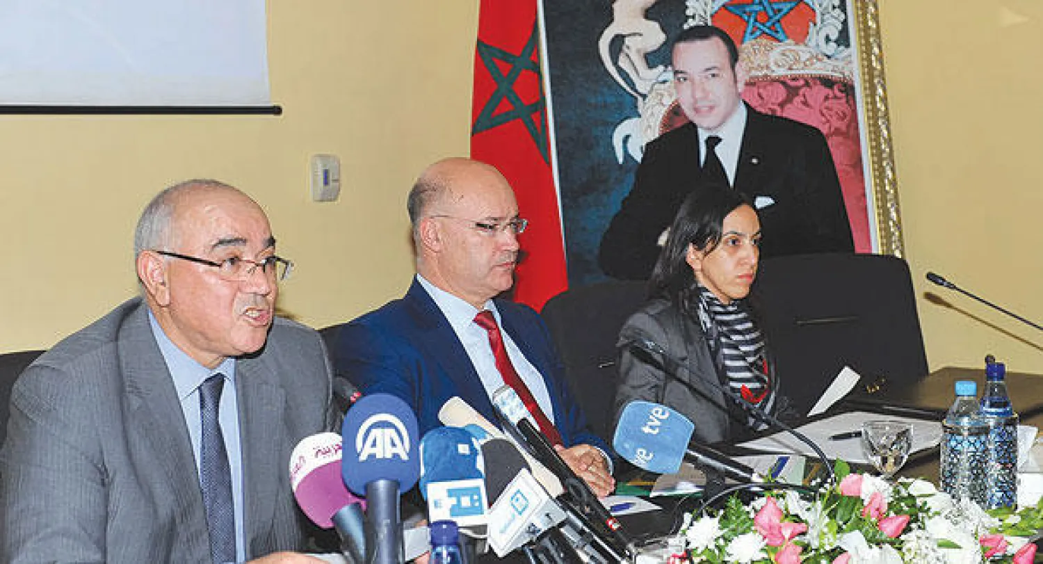 مباركة بوعيدة وأنس بيرو وزير الجالية والشرقي ضريس خلال لقاء صحافي  خصص لتقديم نتائج عملية تسوية أوضاع المهاجرين (تصوير: مصطفى حبيس)