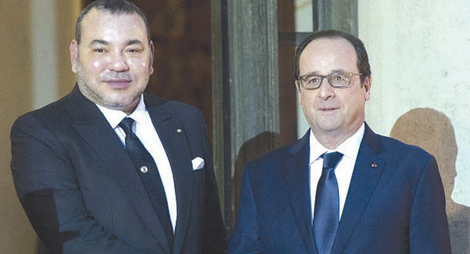 الرئيس فرنسوا هولاند خلال استقباله الملك محمد السادس  في قصر الإليزيه أول من أمس (أ.ف.ب)