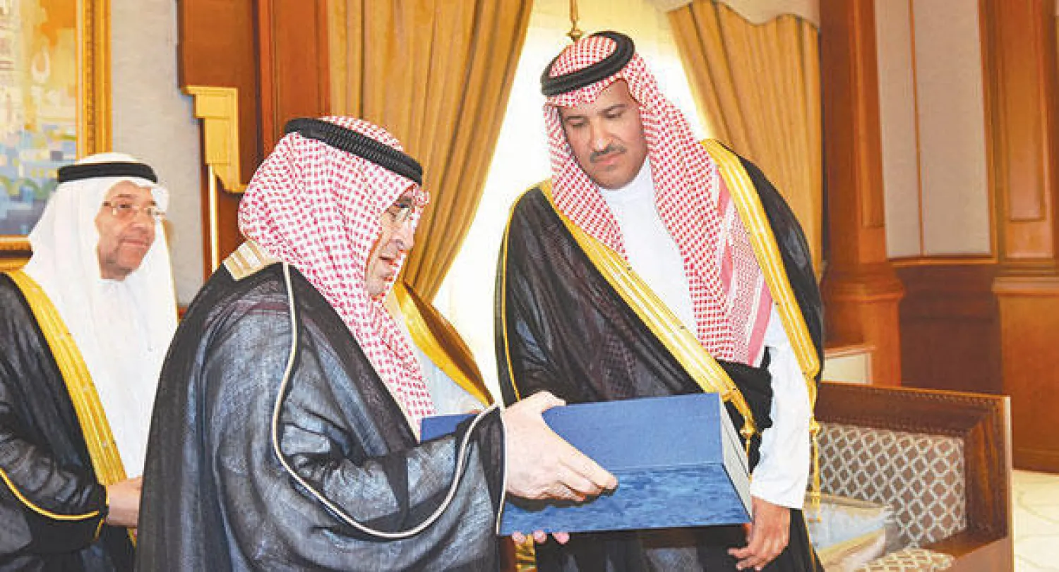 الأمير فيصل بن سلمان بن عبد العزيز أمير منطقة المدينة المنورة يتسلم التقرير النهائي للدراسة