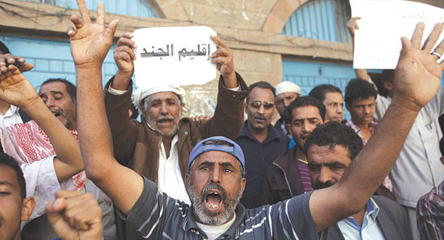 معارضون لجماعة الحوثي يطلقون في مدينة تعز أمس شعارات احتجاجا على انقلاب الجماعة على مؤسسات الدولة (رويترز)