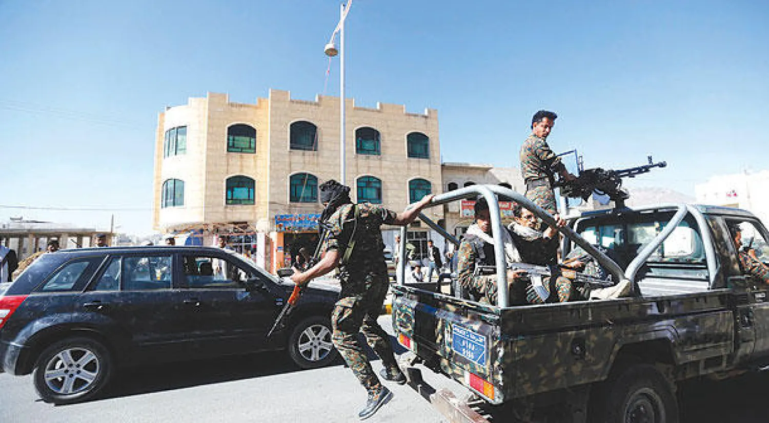 عناصر تابعة لقوات الشرطة أمام محكمة أمن الدولة للاستئناف في صنعاء أمس حيث يحاكم فيها متهمون بتأييد ودعم تنظيم القاعدة (رويترز)