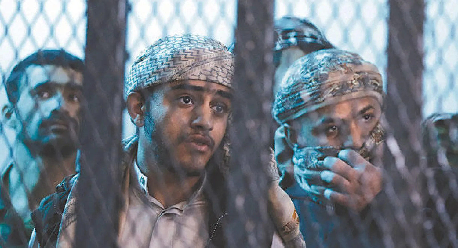 متهمون بتأييد {القاعدة} يتابعون جلسة المحاكمة في محكمة الاستئناف لأمن الدولة في صنعاء أمس (رويترز)