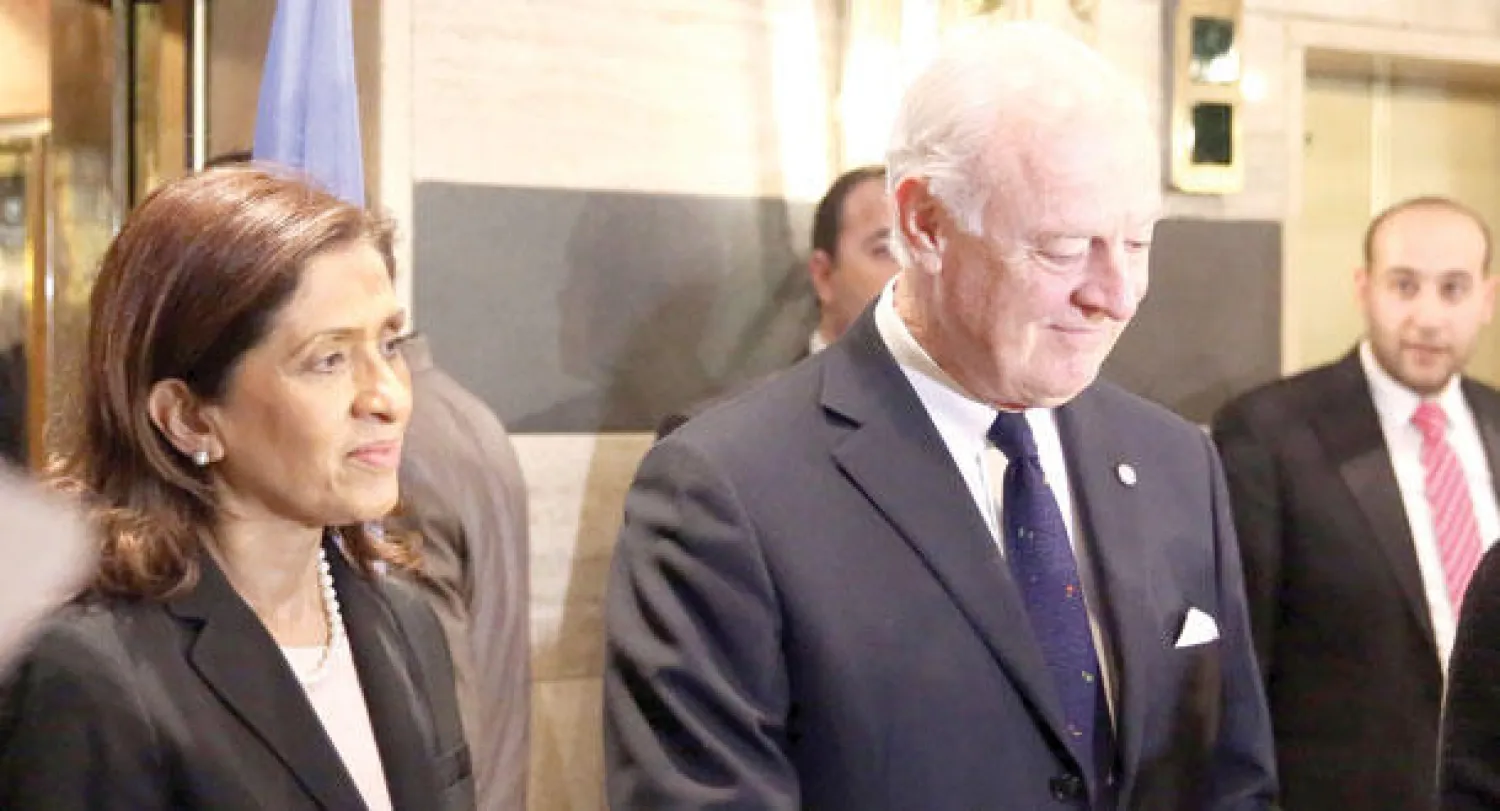 المبعوث الدولي إلى سوريا دي ميستورا في مؤتمره الصحافي المقتضب بدمشق أمس وتبدو إلى جانبه خولة مطر المديرة الجديدة لمكتبه  (إ.ب.أ)