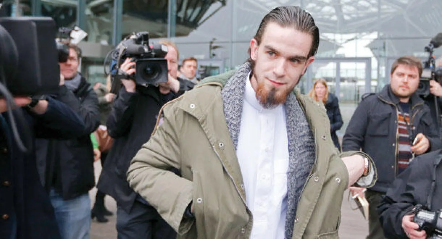 ميخائيل ديلفورتي أحد المشتبه بهم ضمن جماعة «الشريعة في بلجيكا» لدى وصوله إلى قاعة محكمة إنتويرب أمس (رويترز)