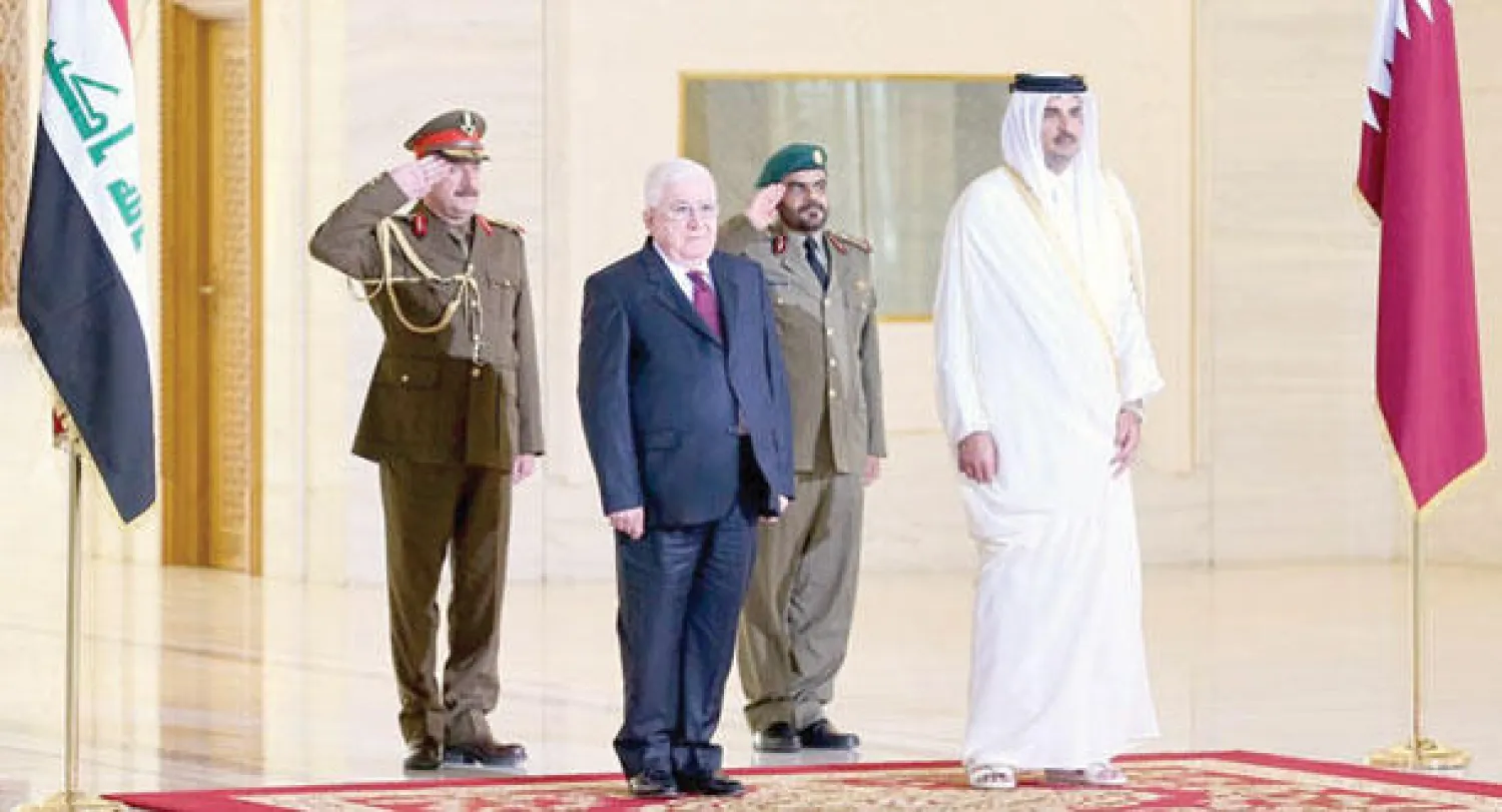 الشيخ تميم بن حمد آل ثاني أمير قطر مستقبلا الرئيس العراقي فؤاد معصوم في الديوان الأميري بالدوحة أمس (قنا)