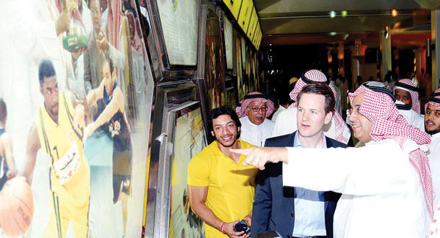منصور البلوي برفقة مندوب «طيران الإمارات» في جولته بأروقة النادي أمس (تصوير: عبد الله بازهير)