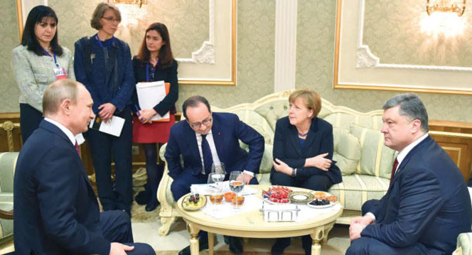 (من اليمين) بوروشينكو وميركل وهولاند وبوتين خلال قمة مينسك أمس (أ.ب)