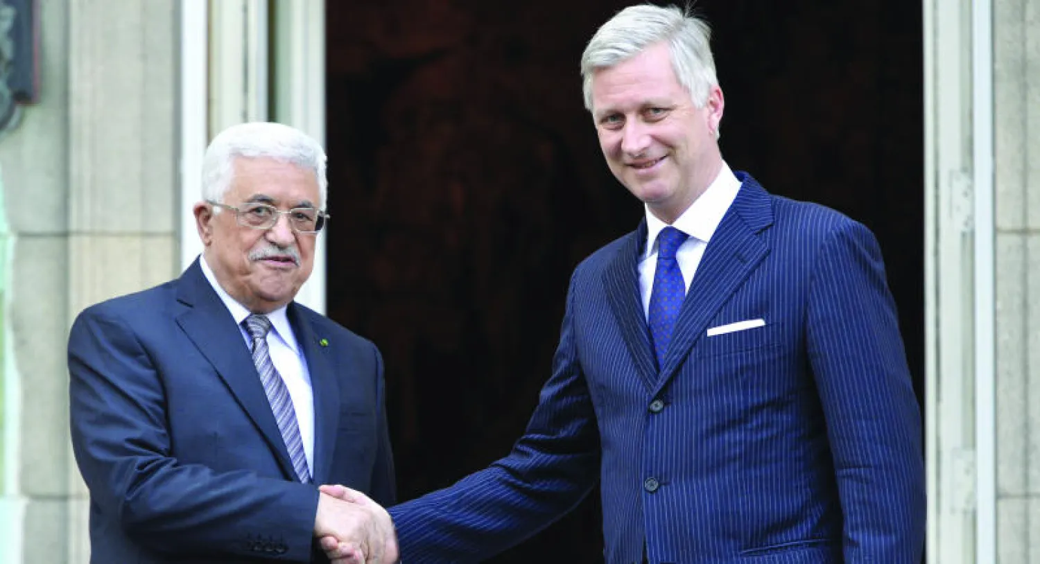 الرئيس محمود عباس يصافح ملك بلجيكا فيليب خلال زيارته أول من أمس إلى بروكسيل (أ.ب)
