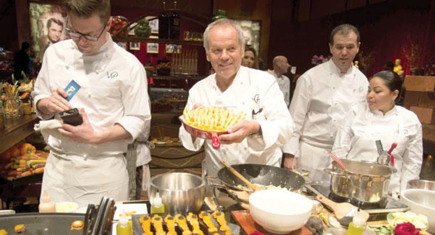 أثناء تحضير الأطباق للحفلة التي تسبق حفل الأوسكار السنوية (أ.ف.ب)