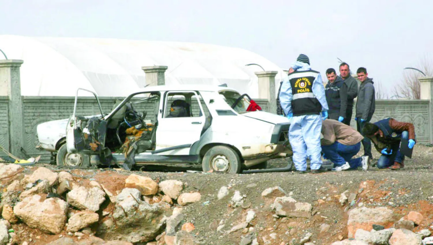 مكان الانفجار الذي وقع بالقرب من حاجز لقوات الأمن التركية قرب مدينة سروج على الحدود السورية (رويترز)