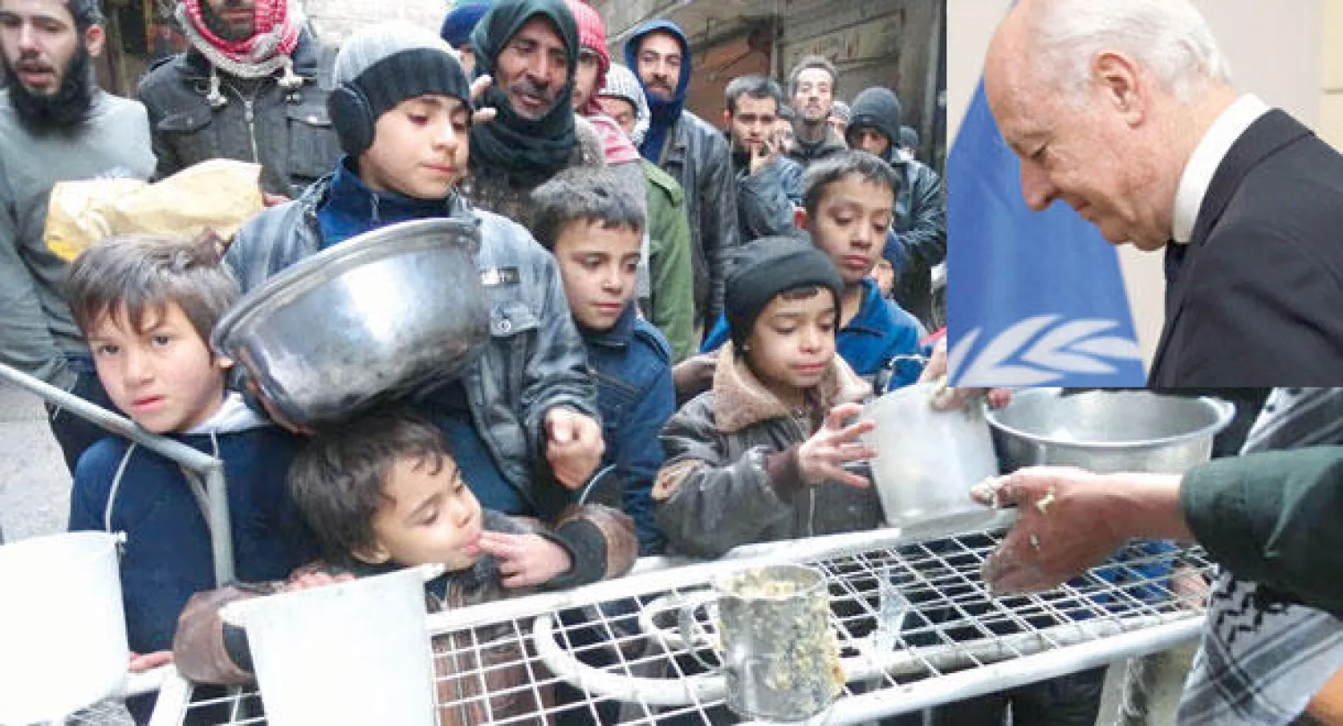 في الاطار ستيفان دي ميستورا (أ.ب)،  وجمع من اللأجئين الفلسطنيين في مخيم اليرموك جنوب دمشق في انتظار توزيع المؤونات عليهم أمس (أ.ف.ب)