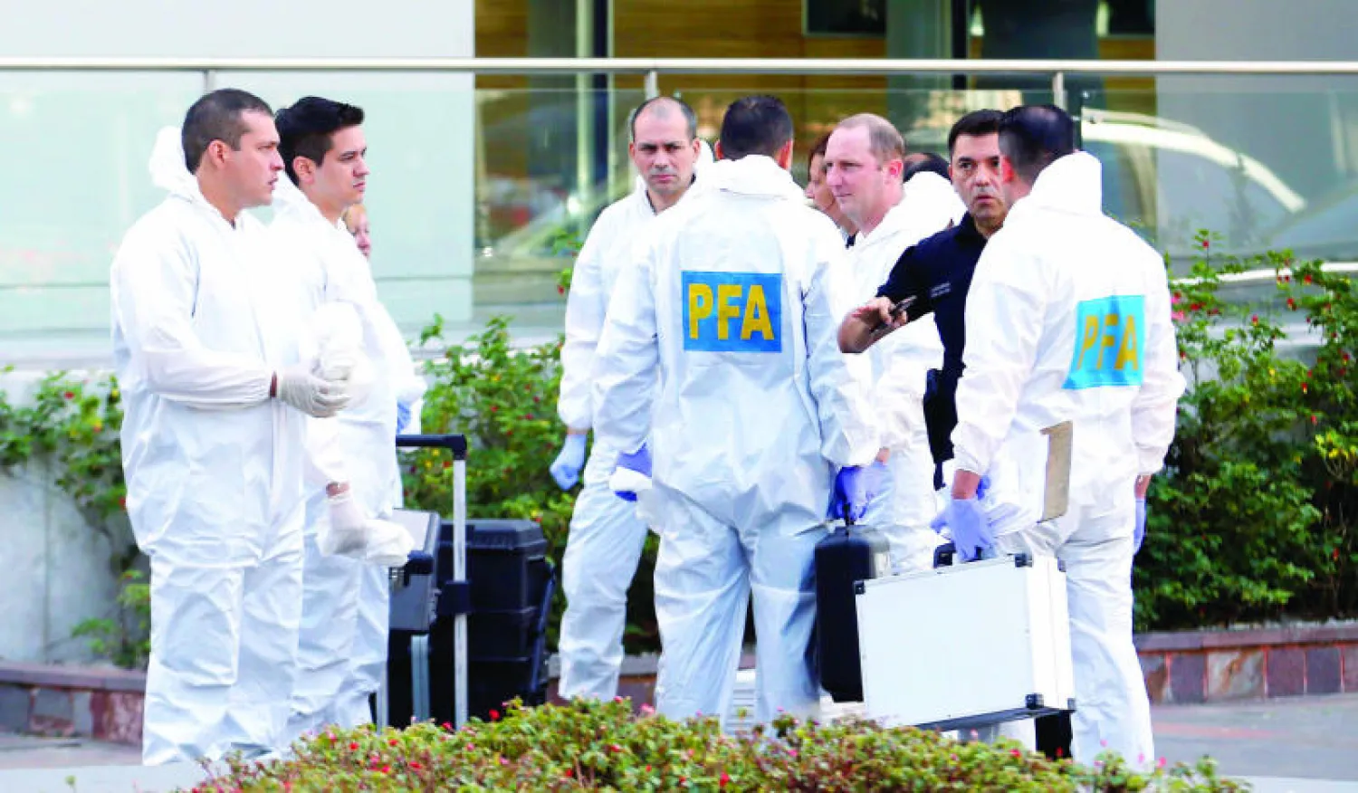 خبراء الطب الشرعي يبحثون عن أدلة في المكان الذي عثر فيه على المدعي العام ألبيرتو نيسمان ميتا في العاصمة بوينس آيرس أمس (رويترز)