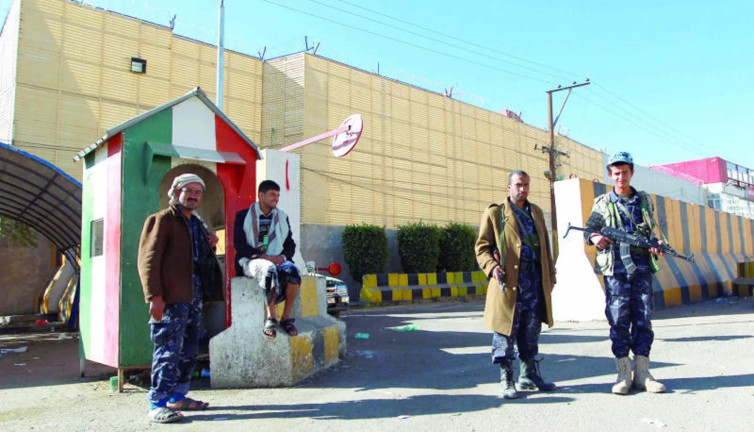 عناصر من قوات الأمن اليمنية يحرسون السفارة الإيطالية في صنعاء بعد إعلان روما إغلاقها ومغادرة السفير لوتشيانو غاللي وجميع أعضاء البعثة الدبلوماسية اليمن (أ.ف.ب)