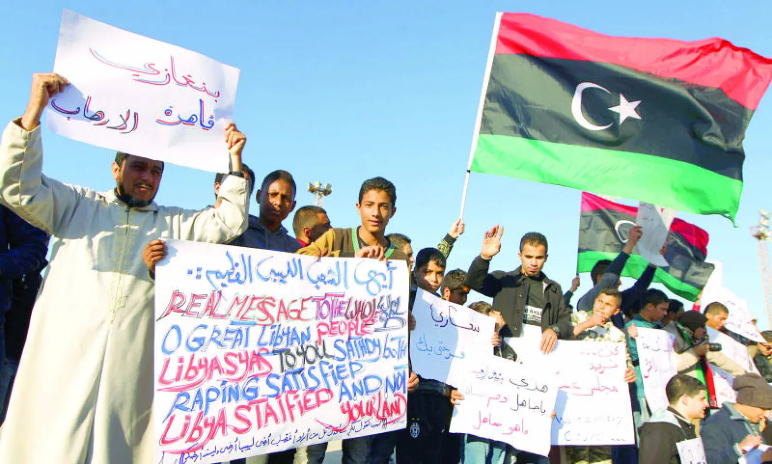 متظاهرون ليبيون في مدينة بنغازي أمس يطالبون بإقالة حكومة عبد الله الثني أمس (أ.ف.ب)