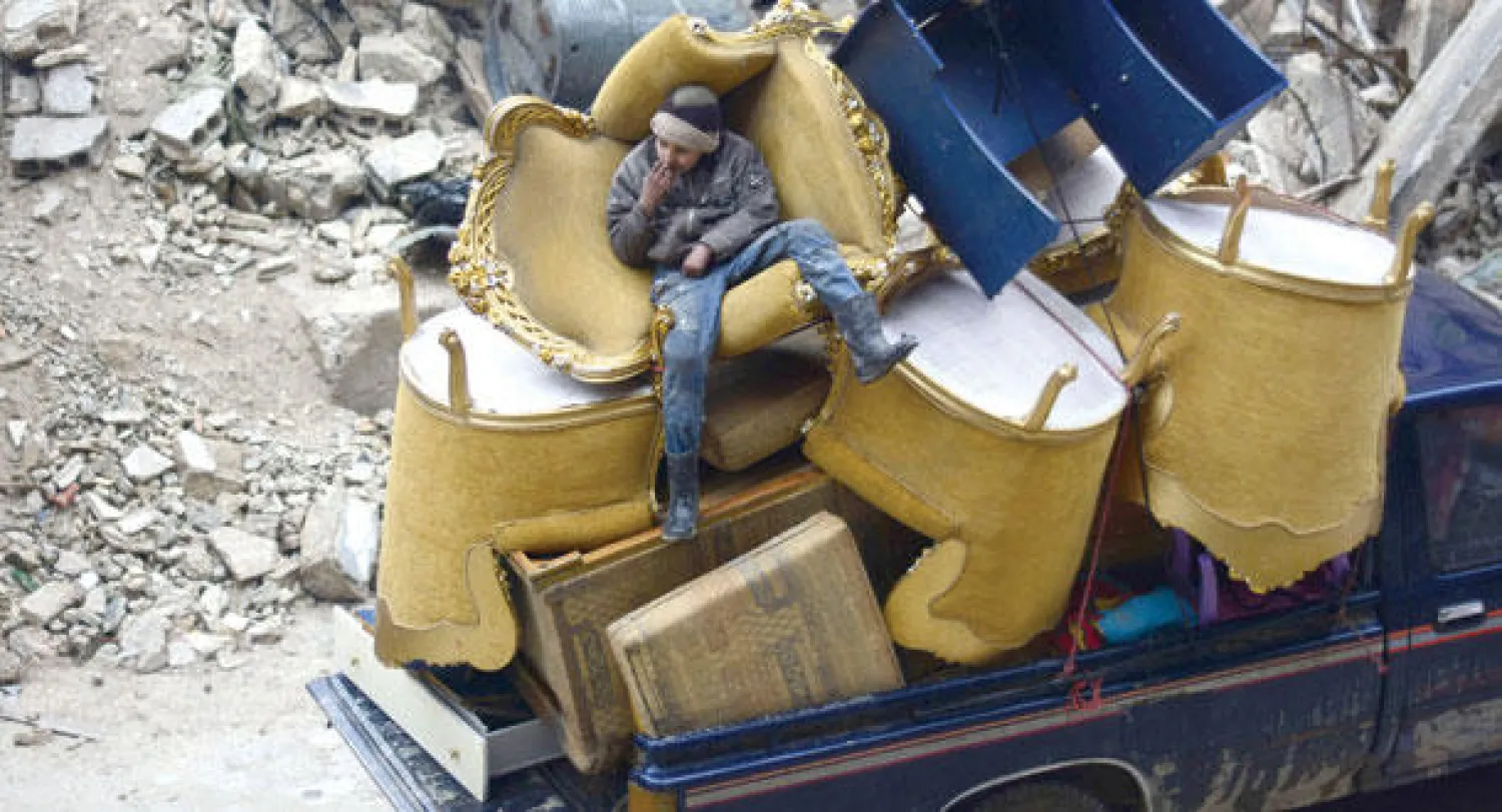 طفل سوري في شاحنة محملة بالأثاث الذي أخلته أسرته من منزلها في دوما شمال شرق دمشق أول من أمس (أ.ف.ب)